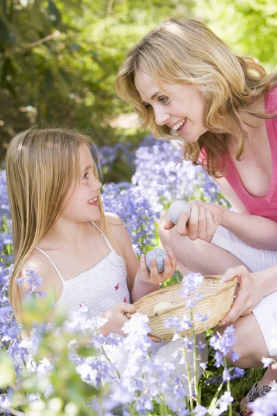 Mutter Und Tochter Suchen Ostern Lächelnd Freien Nach Eiern — Stockfoto