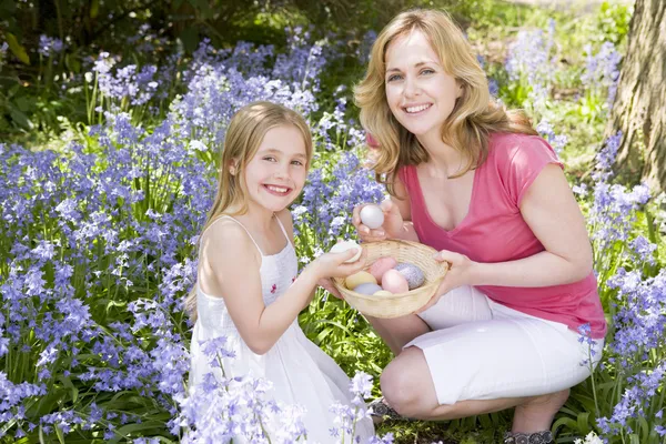 母亲和女儿在复活节寻找鸡蛋户外微笑 — 图库照片