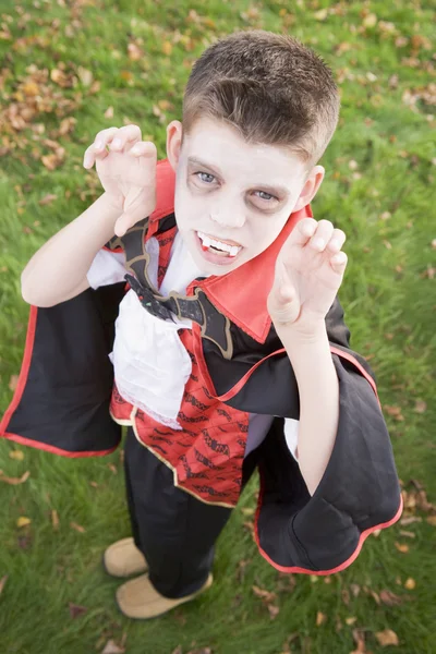 Mladý Kluk Venku Nosí Upír Kostým Halloween — Stock fotografie