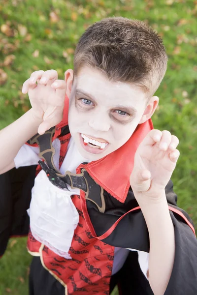 Jonge jongen buiten het dragen van vampier kostuum op halloween — Stockfoto