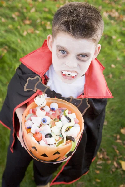 Jonge Jongen Buiten Het Dragen Van Vampier Kostuum Halloween Bedrijf — Stockfoto