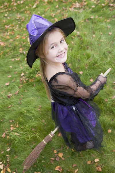 Młoda dziewczyna na zewnątrz w czarownica kostium na halloween — Zdjęcie stockowe