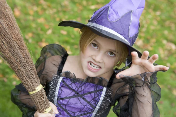 Młoda Dziewczyna Zewnątrz Czarownica Kostium Halloween — Zdjęcie stockowe