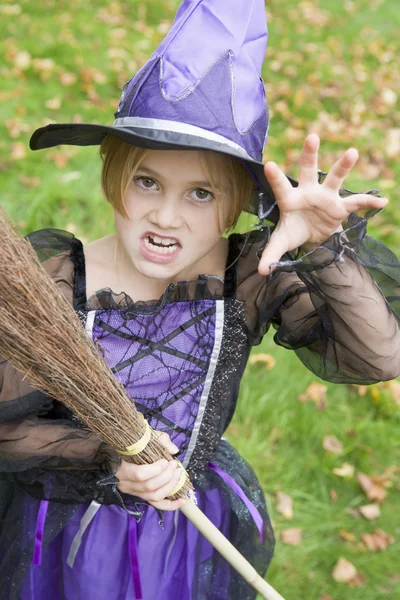 ハロウィーンの魔女の衣装で 屋外の若い女の子 — ストック写真