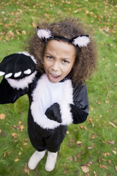 Chica joven al aire libre en traje de gato en Halloween — Foto de Stock