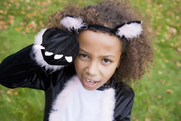Ung flicka utomhus i katt kostym på halloween — Stockfoto