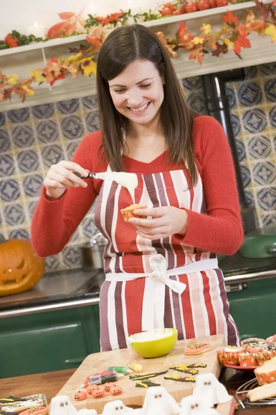 Kvinnan Köket Att Göra Halloween Behandlar Och Ler — Stockfoto