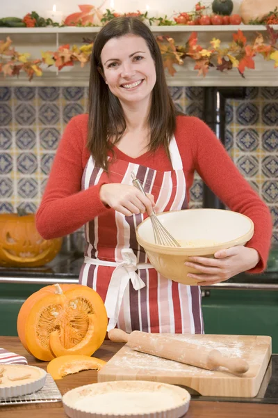 Γυναίκα Στην Κουζίνα Κάνοντας Απόκριες Μεταχειρίζεται Και Χαμογελαστός — Φωτογραφία Αρχείου
