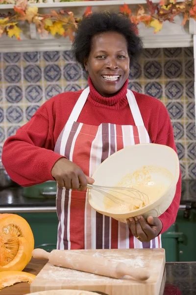 Kadın gülümseyerek ve halloween muamelesi yapma Mutfak — Stok fotoğraf