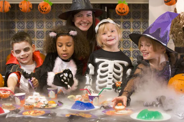 Quattro Giovani Amici Una Donna Halloween Mangiare Dolcetti — Foto Stock