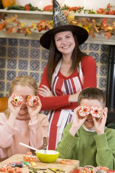 Mamma Och Två Barn Halloween Spela Med Godsaker Och Smi — Stockfoto