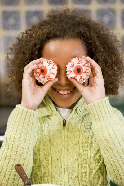ハロウィーンのお菓子で遊んで、笑みを浮かべてで若い女の子 — ストック写真