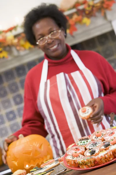 Frau Der Küche Macht Halloween Leckereien Und Lächelt — Stockfoto