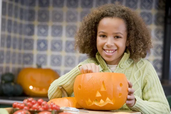 Ung Flicka Halloween Med Jack Lantern Leende — Stockfoto