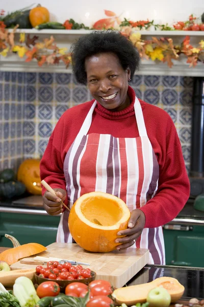 Vrouw Die Lacht Van Halloween Maken Jack Lantern — Stockfoto