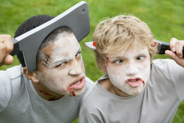 Två Unga Pojkar Med Skrämmande Halloween Make Och Plast Knivar — Stockfoto