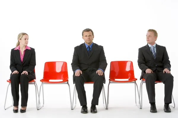 Drei Geschäftsleute Sitzen Auf Roten Plastiksitzen — Stockfoto