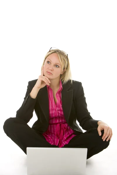 ラップトップの思考の前に座っている女性実業家 — ストック写真