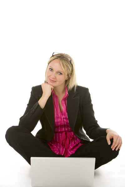 Geschäftsfrau sitzt vor Laptop und denkt nach — Stockfoto
