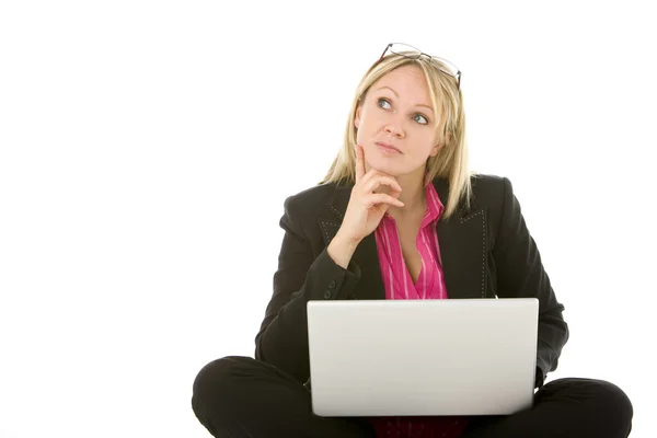 ラップトップの思考の前に座っている女性実業家 — ストック写真