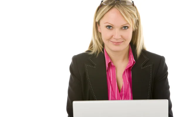 Mujer de negocios sentada delante de la computadora portátil — Foto de Stock