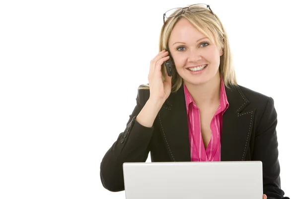 Empresária sentada na frente do laptop conversando no telefone móvel — Fotografia de Stock