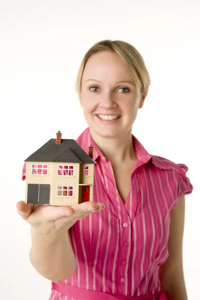 Affärskvinna anläggning litet hus — Stockfoto