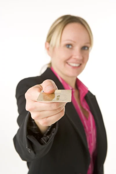 Donna d'affari in possesso di Gold Carta di credito — Foto Stock
