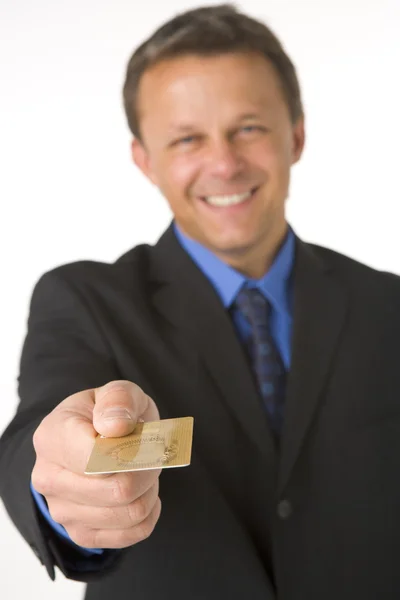 ゴールドのクレジット カードを引き渡す実業家 — ストック写真