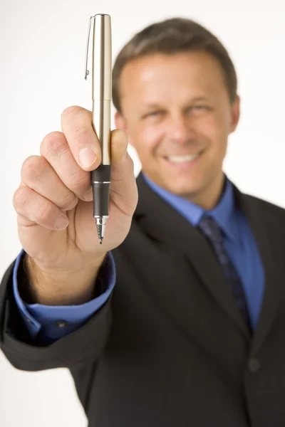 Empresário segurando uma caneta — Fotografia de Stock