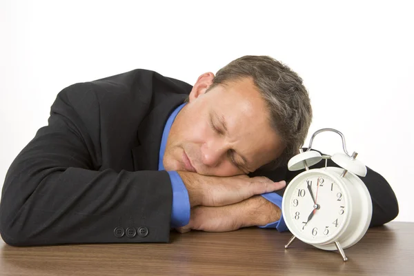 Επιχειρηματίας Που Κοιμάται Στο Γραφείο Από Ένα Ρολόι Συναγερμών — Φωτογραφία Αρχείου