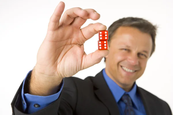 Geschäftsmann mit zwei roten Würfeln — Stockfoto