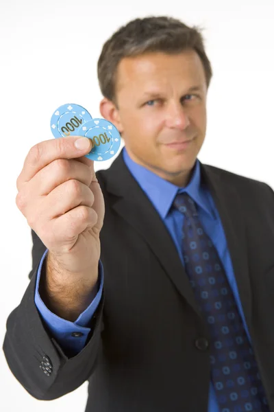 Uomo d'affari in possesso di chip di poker per il valore di $2000 — Foto Stock