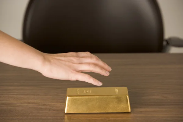 Goldbarren Auf Dem Schreibtisch — Stockfoto