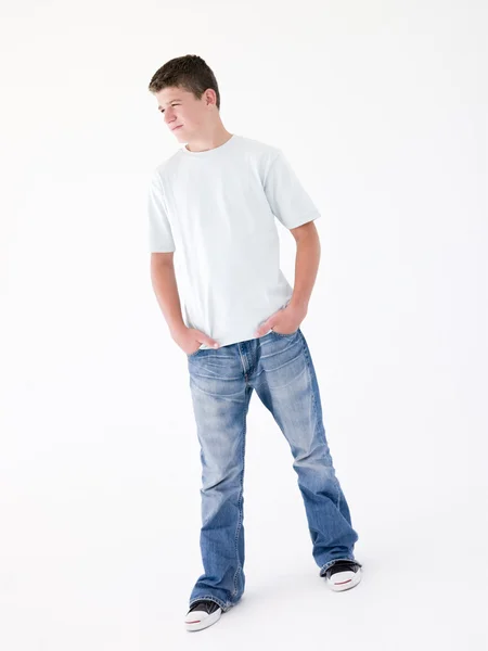Tonårspojke står med händerna i fickorna — Stockfoto