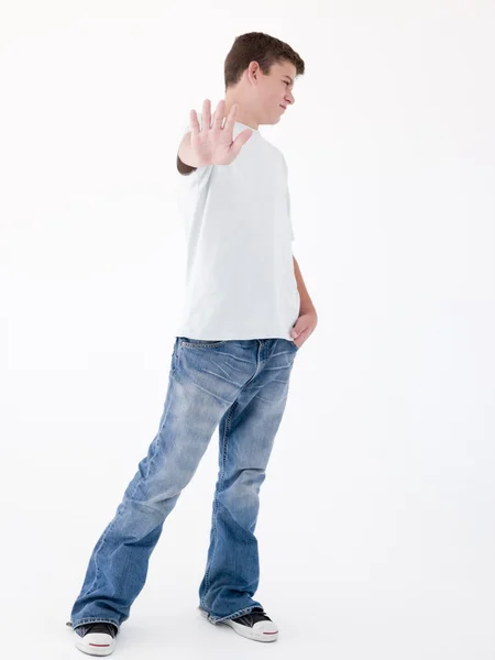 Мальчик-подросток стоит с поднятой рукой — стоковое фото