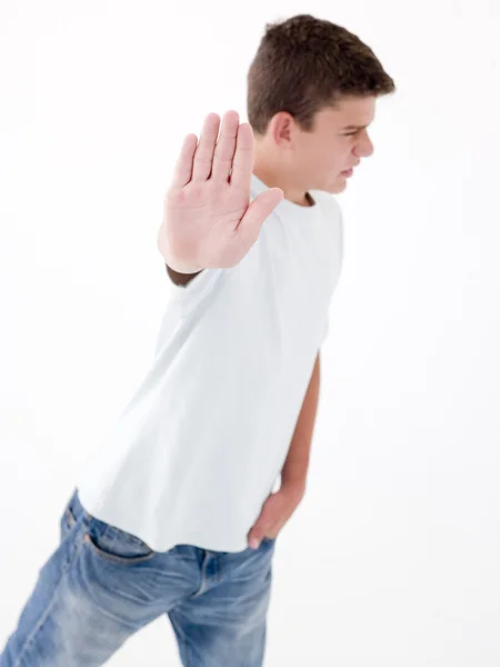 Tonårspojke stående med hand — Stockfoto