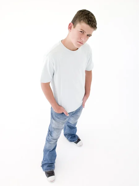 Dospívající chlapec stojící s rukama v kapsách — Stock fotografie