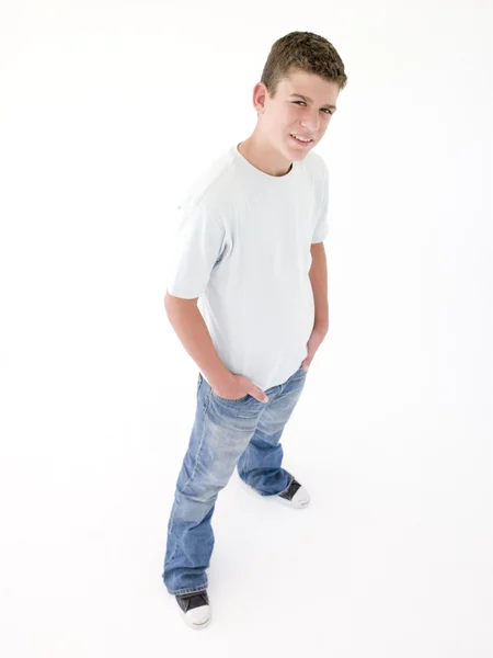 ポケットに手で立っている 代の少年 — ストック写真