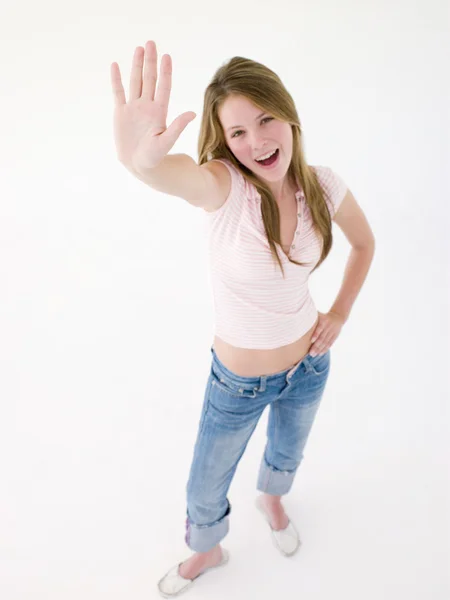 Εφηβικό κορίτσι με το χέρι επάνω χαμογελώντας — 图库照片