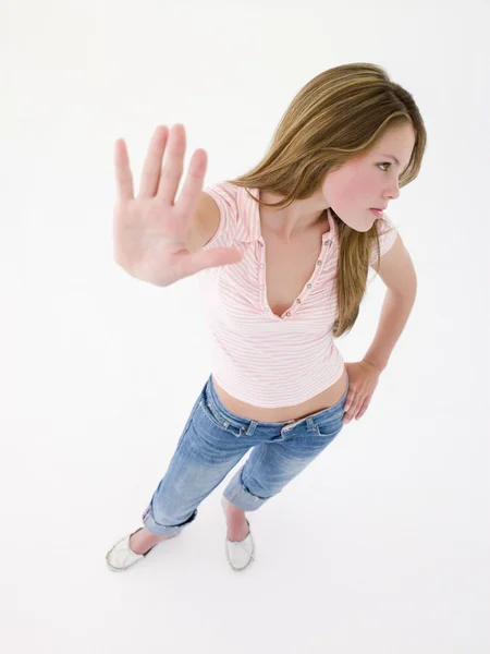 Tonårsflicka med hand upp — Stockfoto