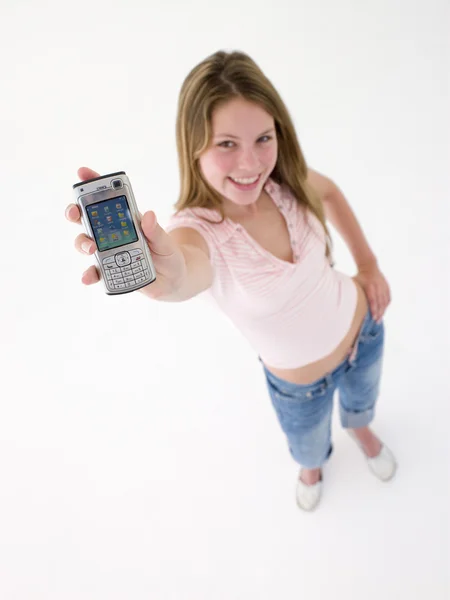 Tonårig Flicka Håller Upp Mobiltelefon Och Ler — Stockfoto