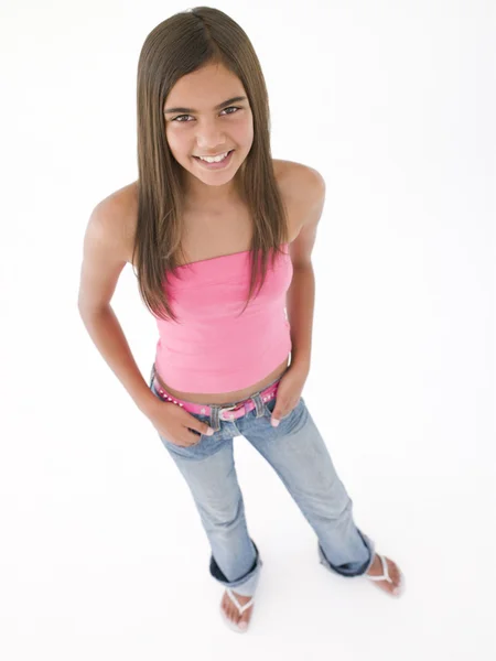 Ung flicka håller upp cellular — Stockfoto