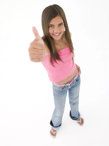 年轻的女孩给微笑着竖起大拇指 — 图库照片