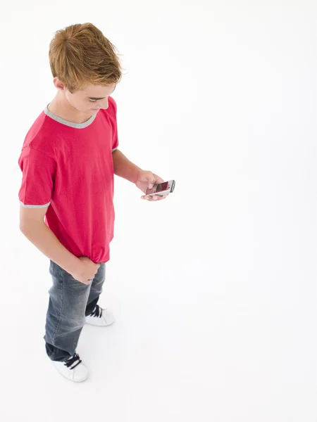 Młody chłopak przy użyciu telefonu komórkowego — Zdjęcie stockowe