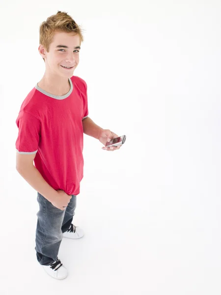 Ung Pojke Håller Mobiltelefon Och Ler — Stockfoto