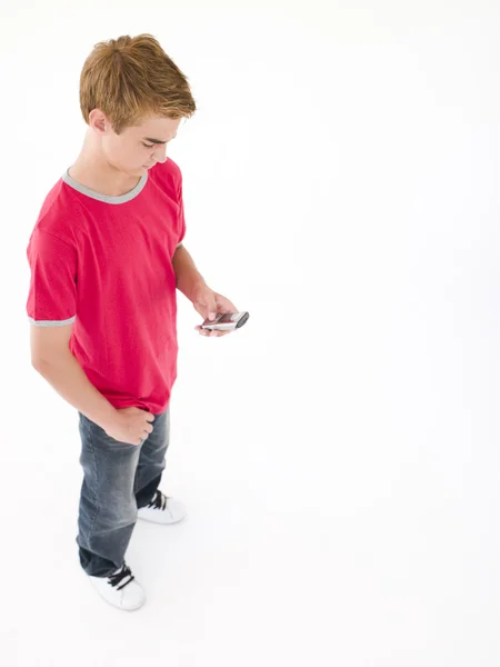 Мальчик с помощью сотового телефона — стоковое фото