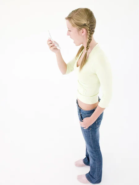 Εφηβικό Κορίτσι Κοιτάζοντας Κινητό Τηλέφωνο Κατάσταση Σοκ — Φωτογραφία Αρχείου