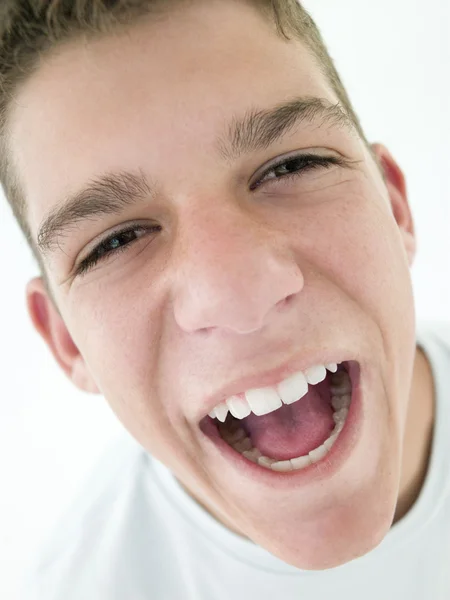 Ragazzo adolescente che urla — Foto Stock