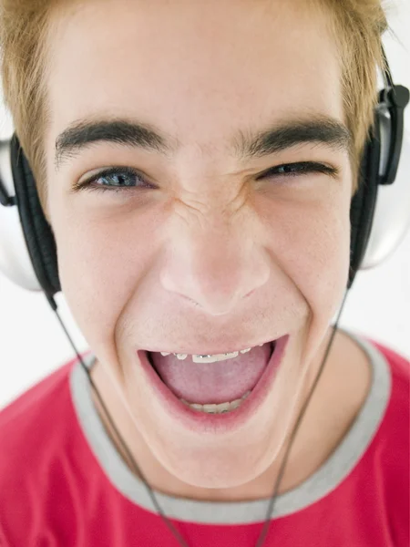 Kulaklık Takmış Gülümseyen Genç Çocuk — Stok fotoğraf